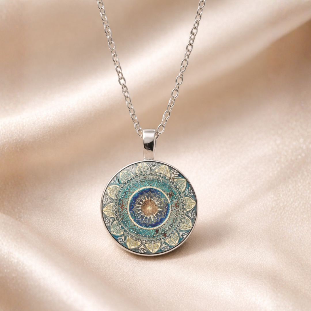 Sølv Halskæde med Mandala Vedhæng – Harmonisk Udtryk
