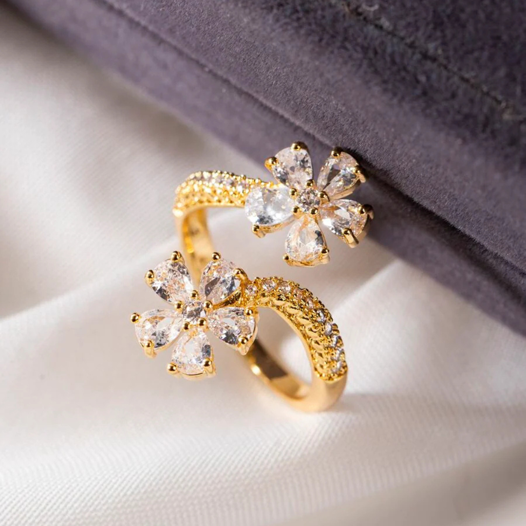 Elegant blomster ring med raffineret glans