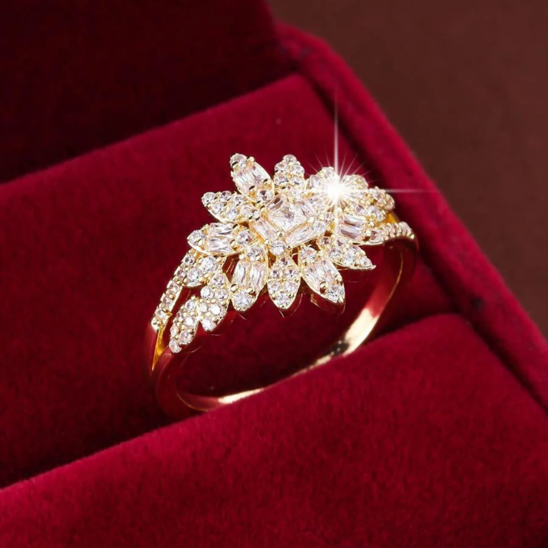 Elegant krone-stil ring med raffineret glans