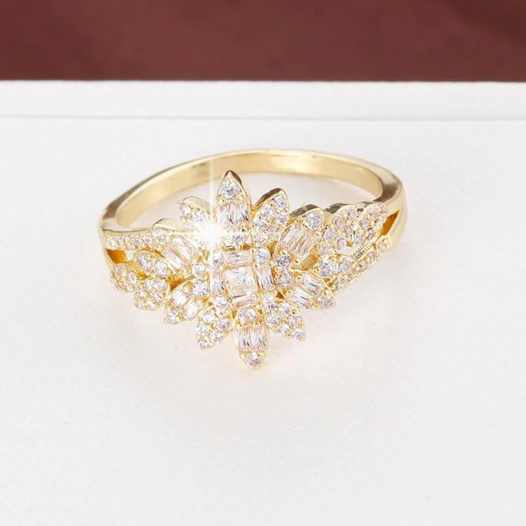 Elegant krone-stil ring med raffineret glans