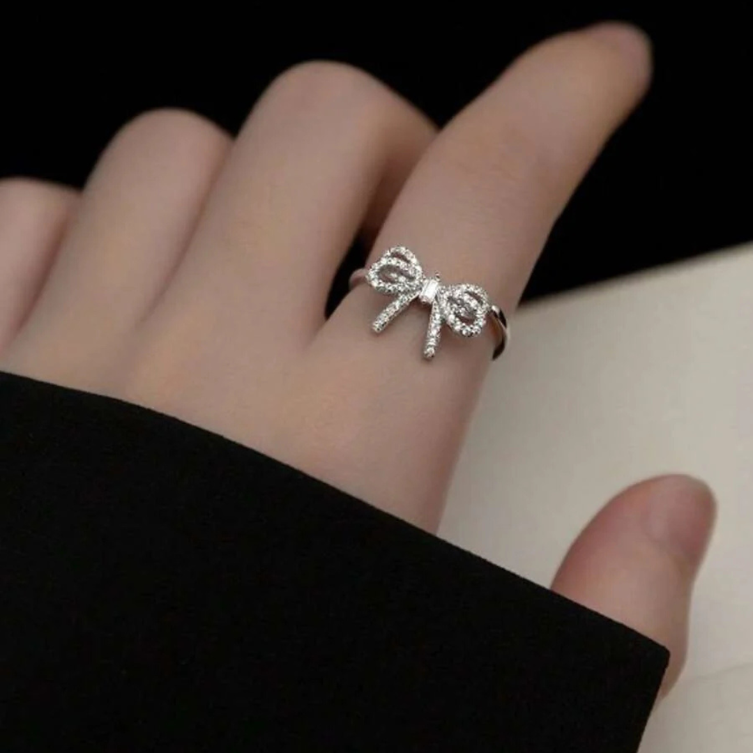 Zirconia Bue Guld Ring med en Blød Vintage Glans