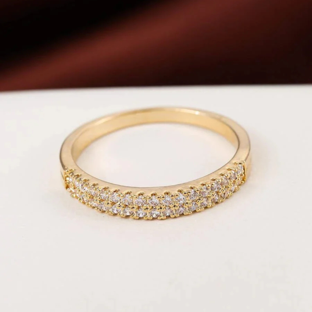 Tidløs ring med diamantlignende glans