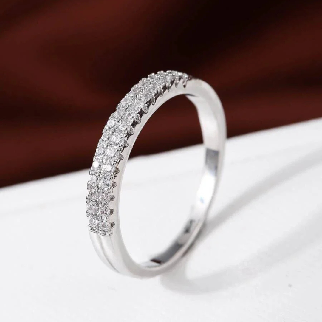 Tidløs ring med diamantlignende glans