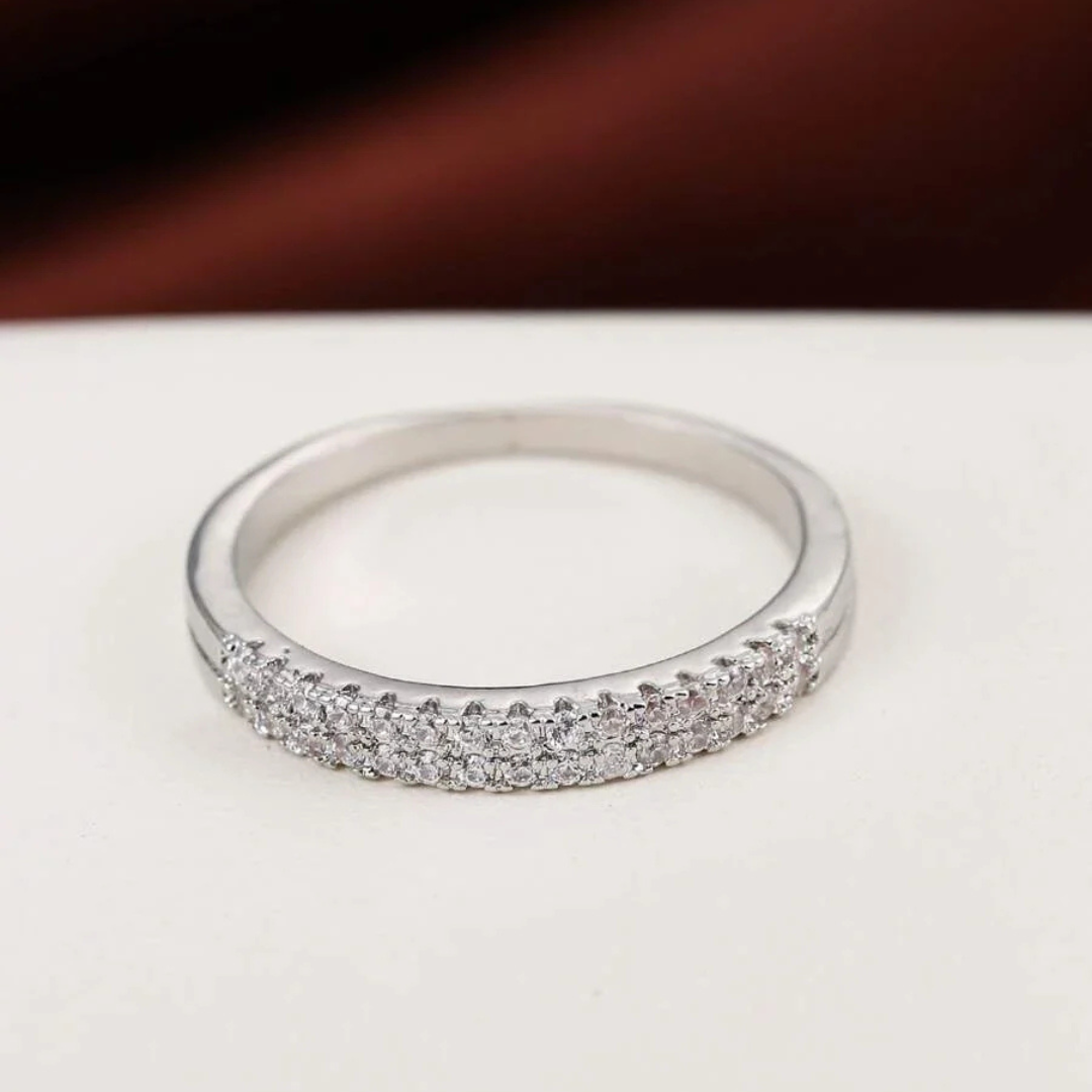 Tidløs ring med diamantlignende glans