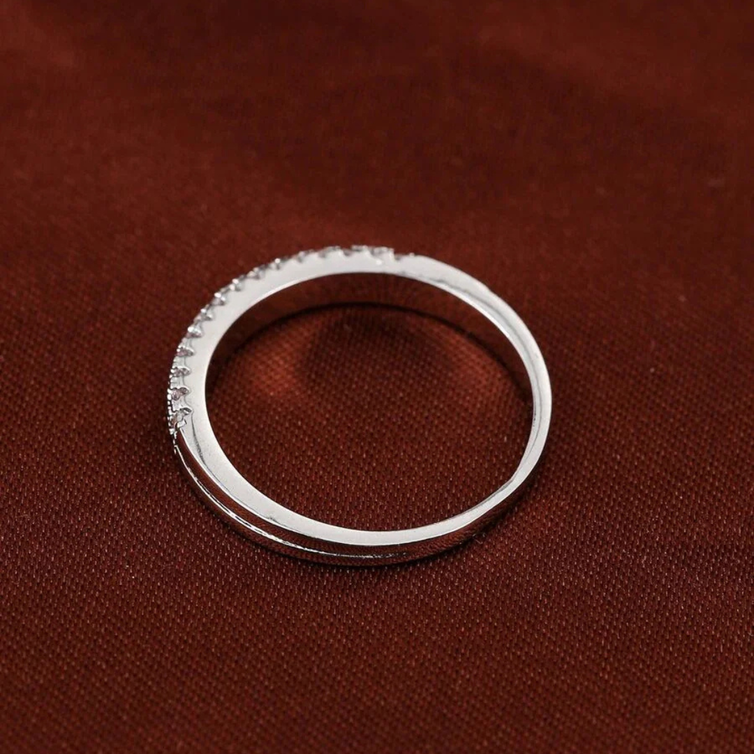 Tidløs ring med diamantlignende glans