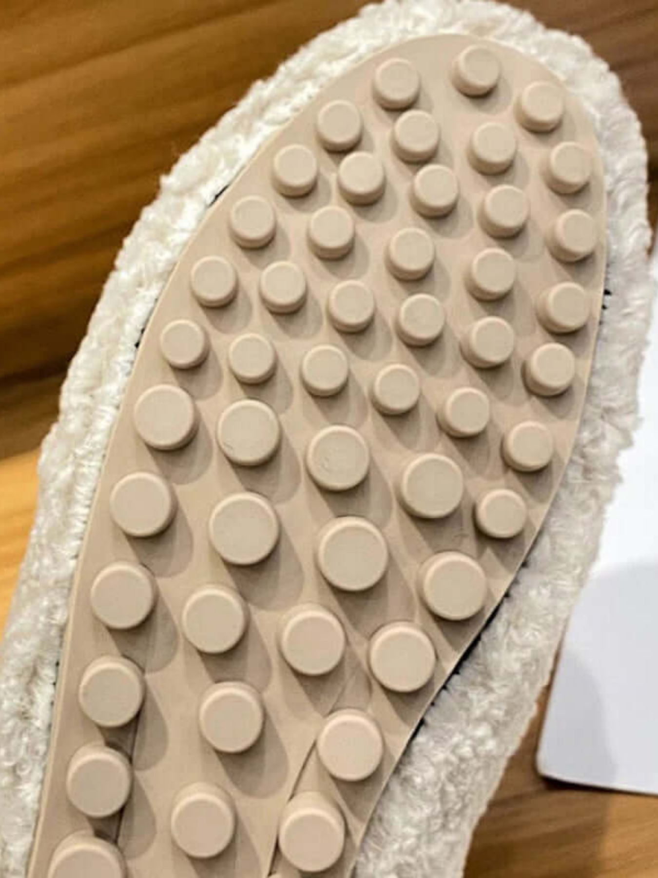 Arielle™ | Plysjsko med sklisikker såle