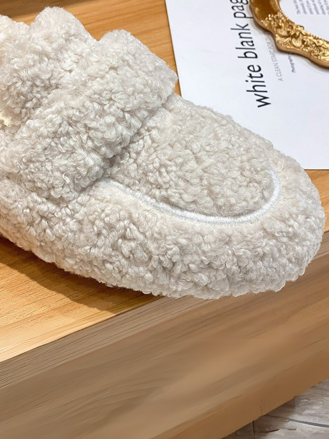 Arielle™ | Plysjsko med sklisikker såle