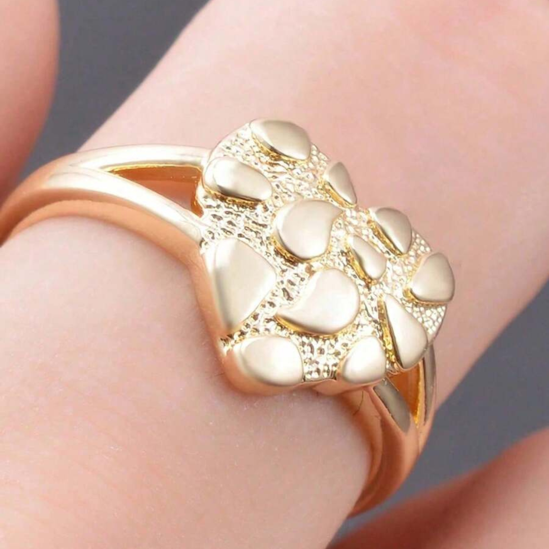 Skulptureret hjertering med dristig gylden elegance