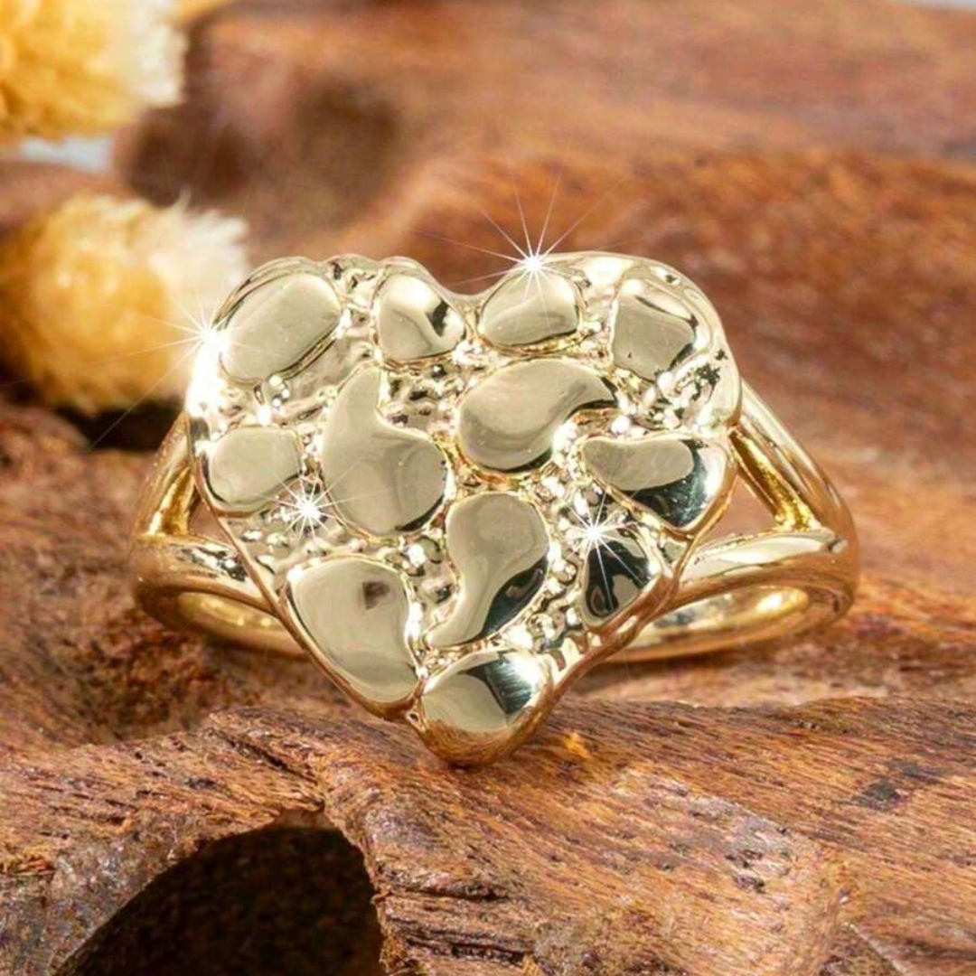 Skulptureret hjertering med dristig gylden elegance