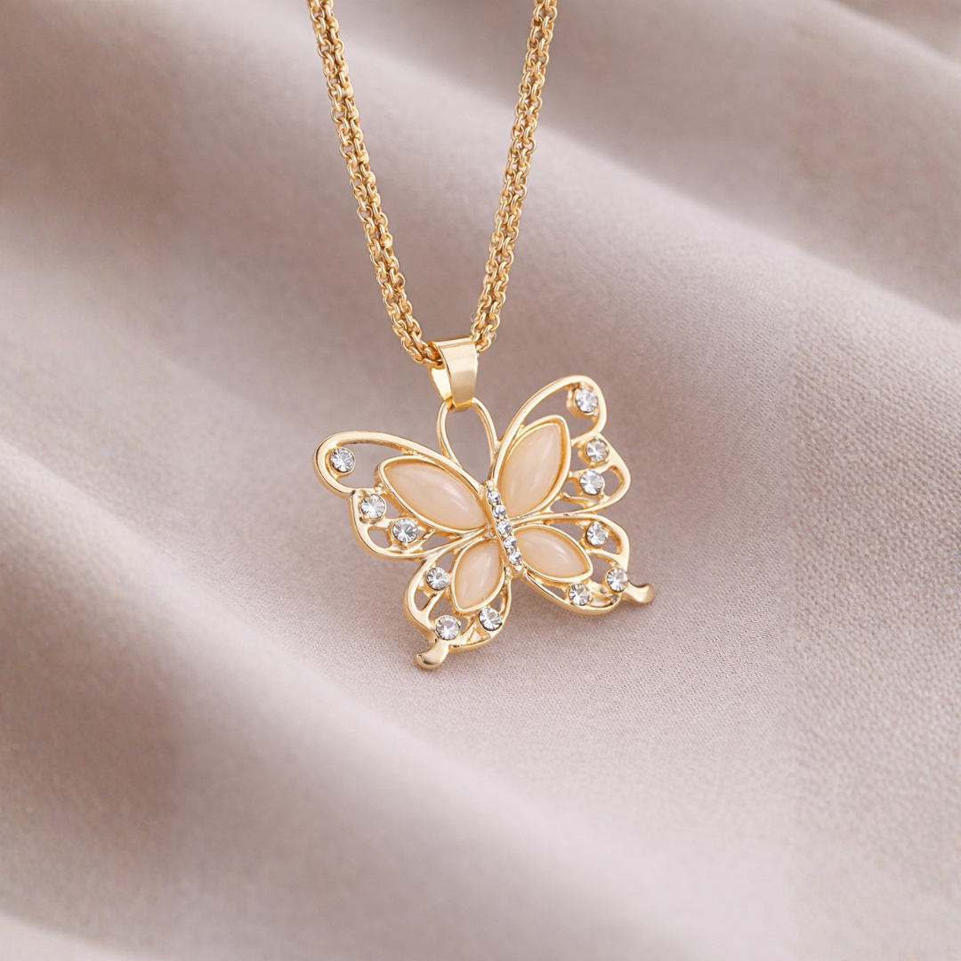 Guld Halskæde med Sommerfugl og Sten – Tidløs Charme