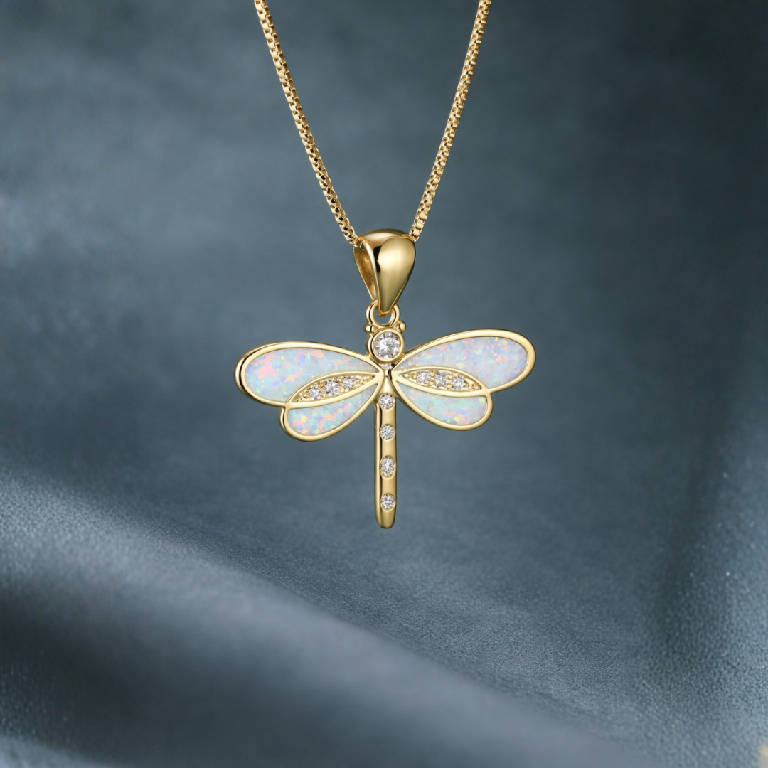 Guld Libelle Halskæde med Opal – Tidløs Elegance