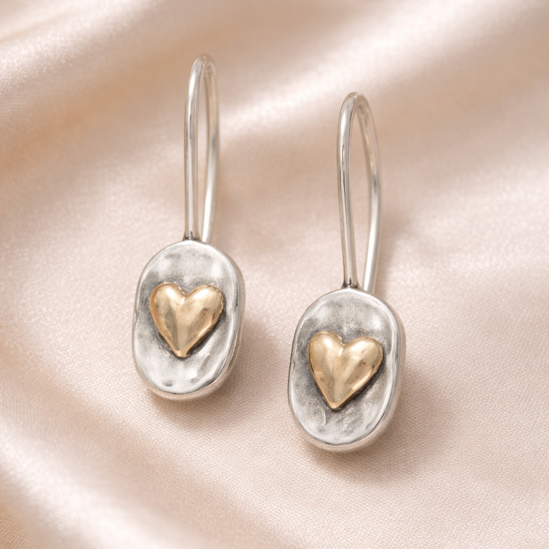 Sølv og Guld Hjerte Øreringe – Elegant Kontrast