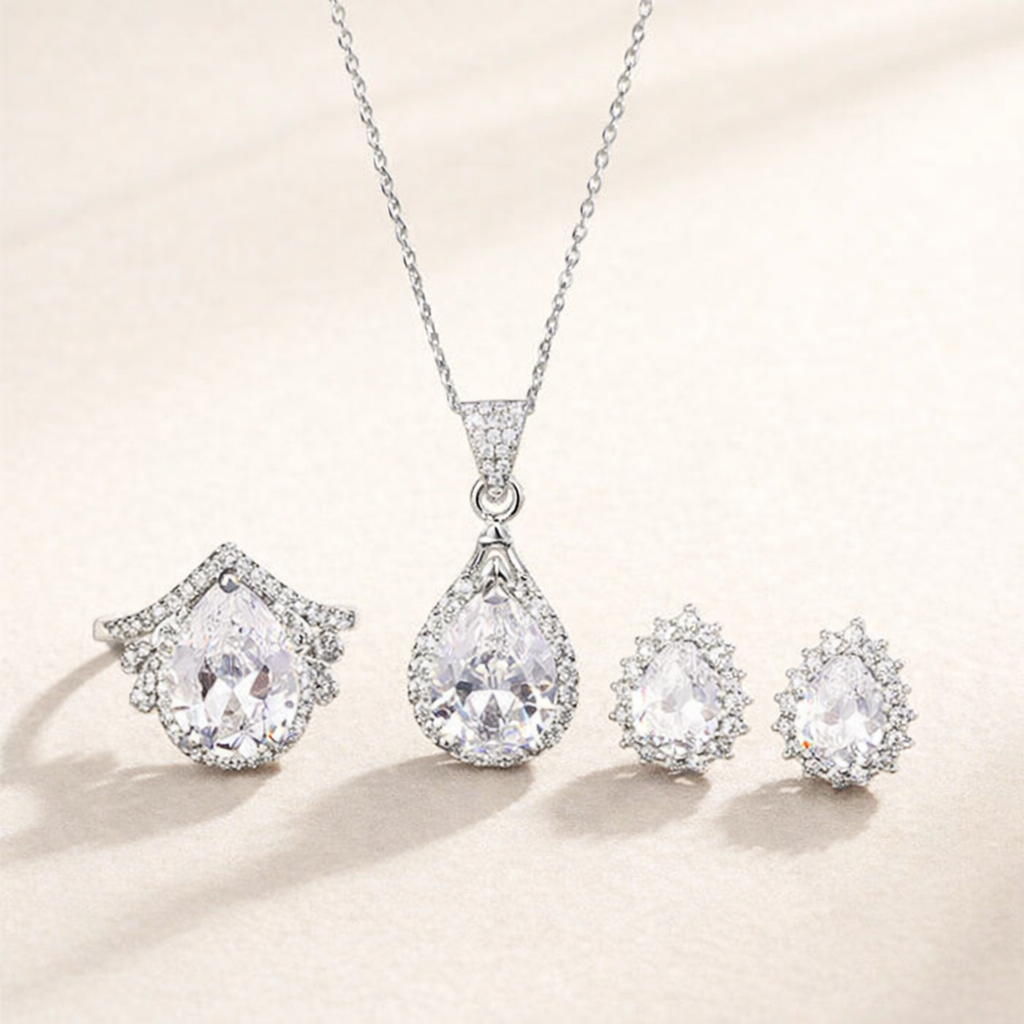 Draabeformet Zirkonia Smykkesaet i Soelv Elegant Halskaede Ring og Oereringe