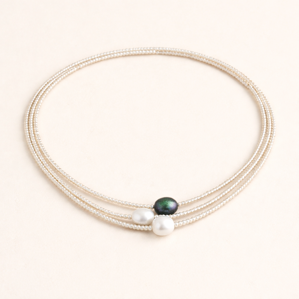 Elegant 3-Rækket Ferskvandsperle Halskæde med Tahiti Perle – Luksus Lagdelt Perle Choker med Tidløs Glød