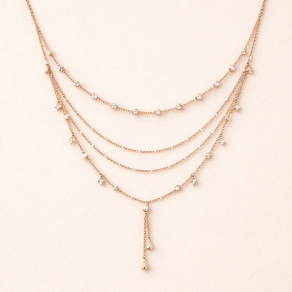 Rosaguldfarvet Layered Halskæde med Krystal Detaljer og Elegant Vedhæng