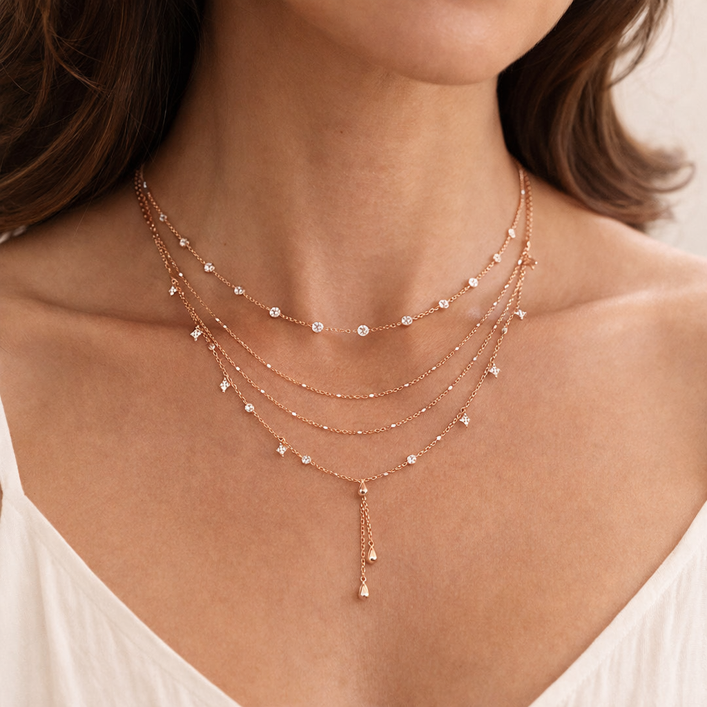 Rosaguldfarvet Layered Halskæde med Krystal Detaljer og Elegant Vedhæng