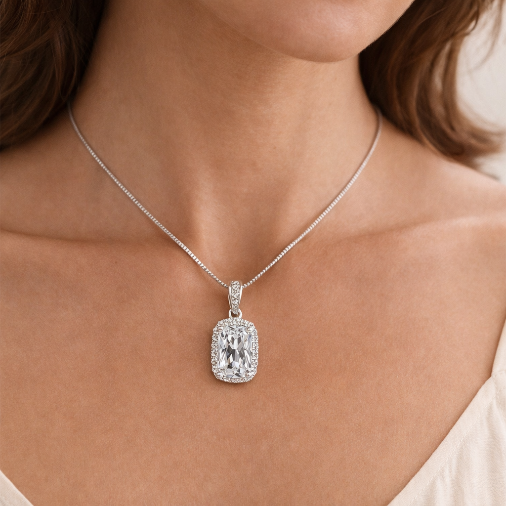 Sølv Halskæde med Rektangulær Krystal Vedhæng og Halo Detaljer
