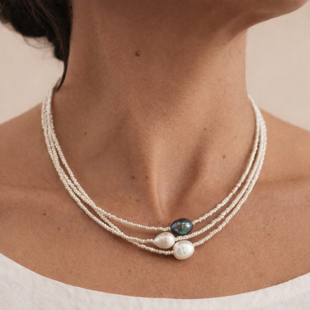 Elegant 3-Rækket Ferskvandsperle Halskæde med Tahiti Perle – Luksus Lagdelt Perle Choker med Tidløs Glød