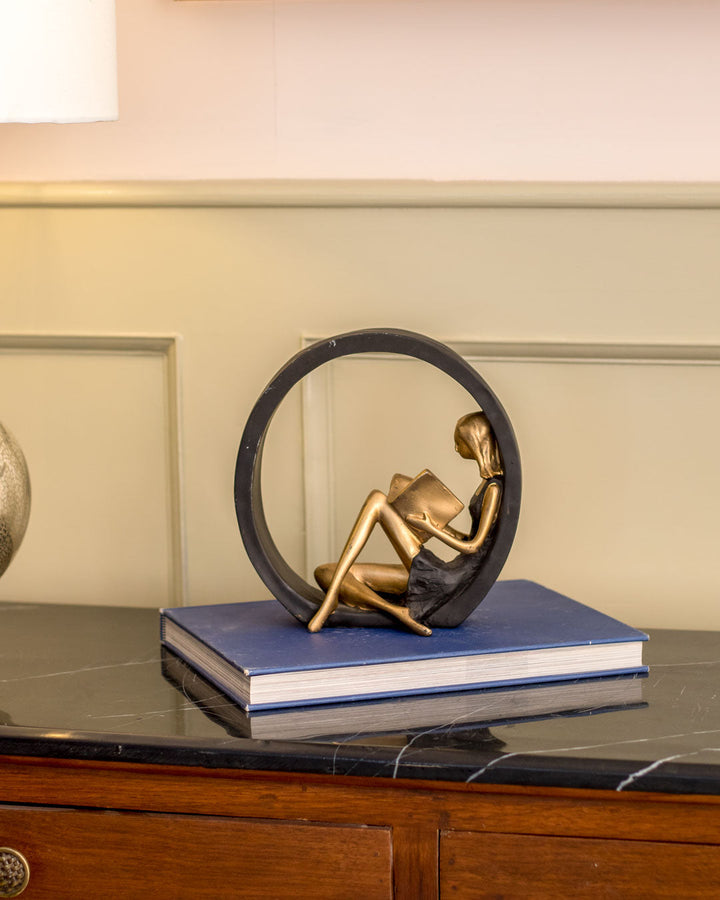 Intrikat Harpiks Læse Pige Statue