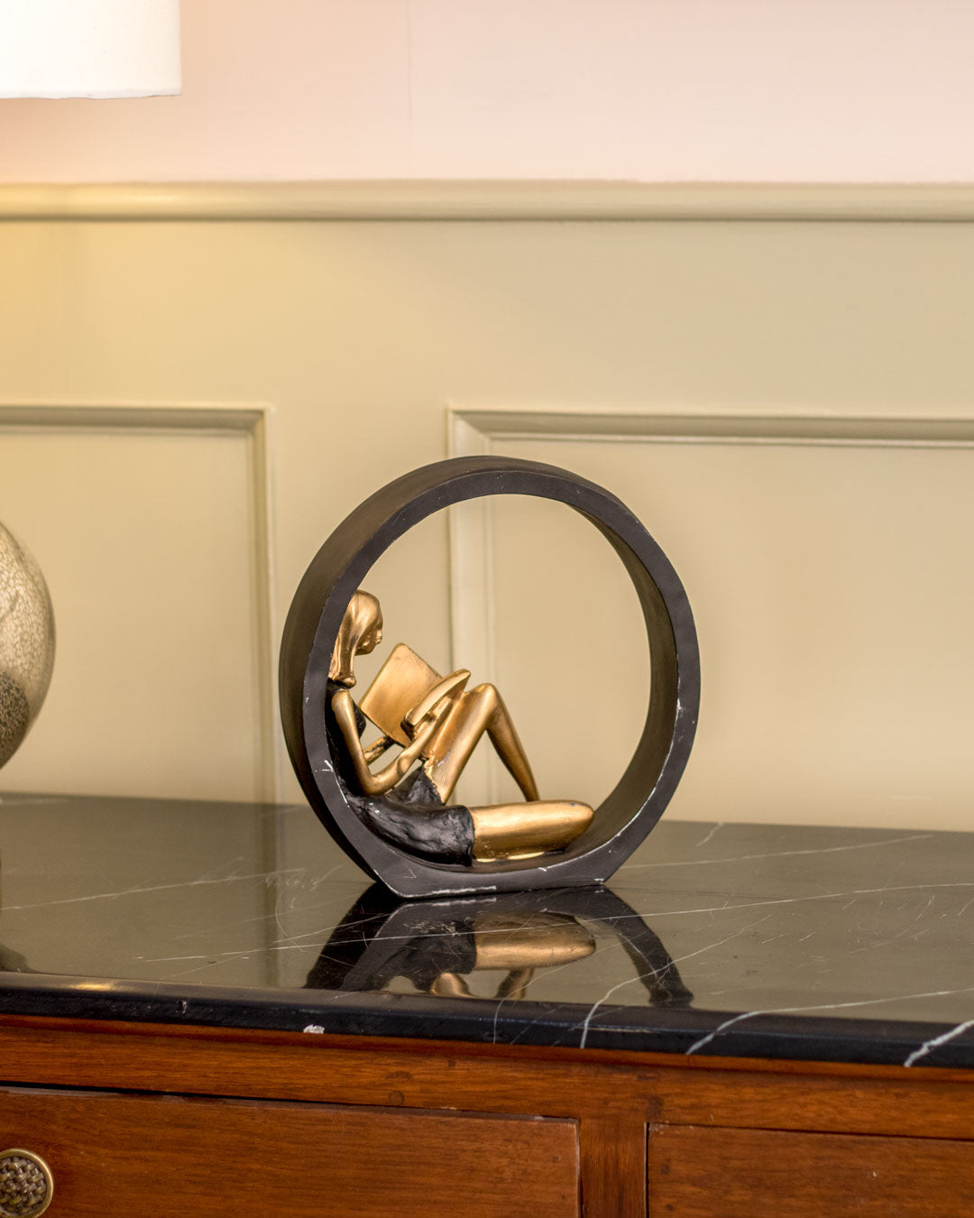 Intrikat Harpiks Læse Pige Statue