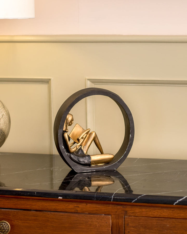 Intrikat Harpiks Læse Pige Statue