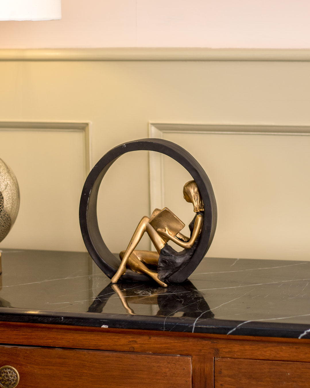 Intrikat Harpiks Læse Pige Statue