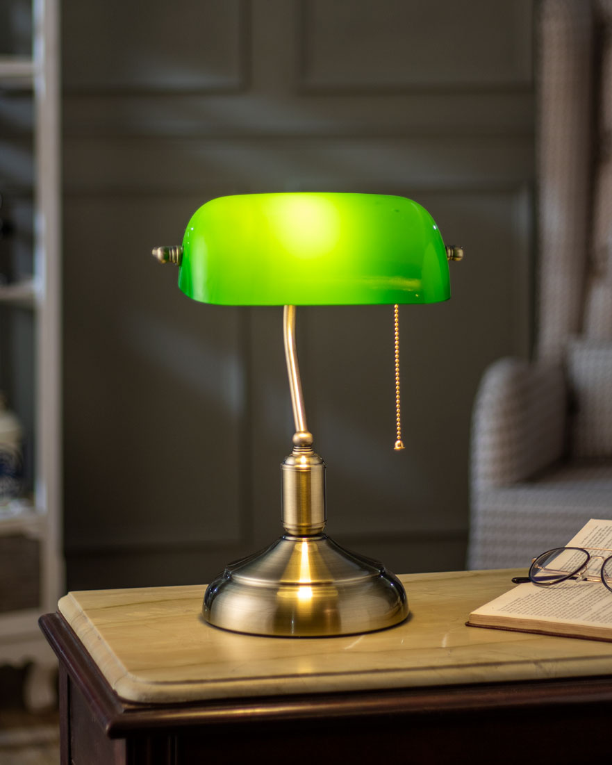 Elegant Bankerlampe med Messingbase og Smaragdglas Skærm