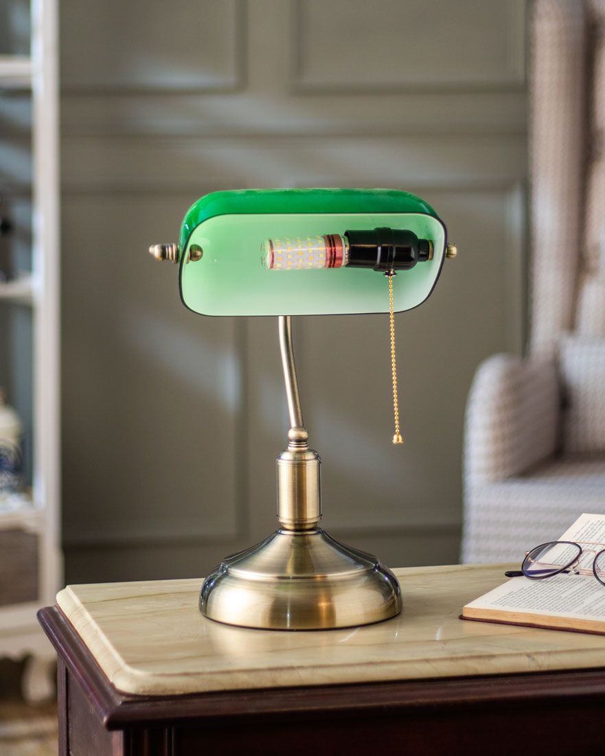 Elegant Bankerlampe med Messingbase og Smaragdglas Skærm