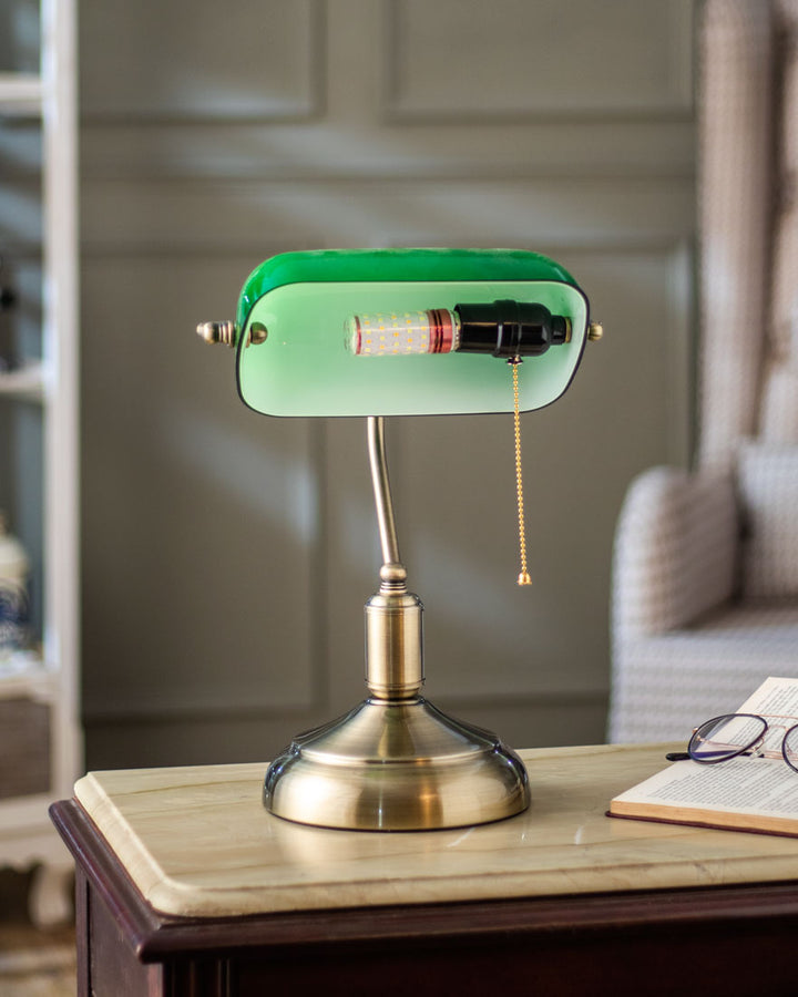 Elegant Bankerlampe med Messingbase og Smaragdglas Skærm