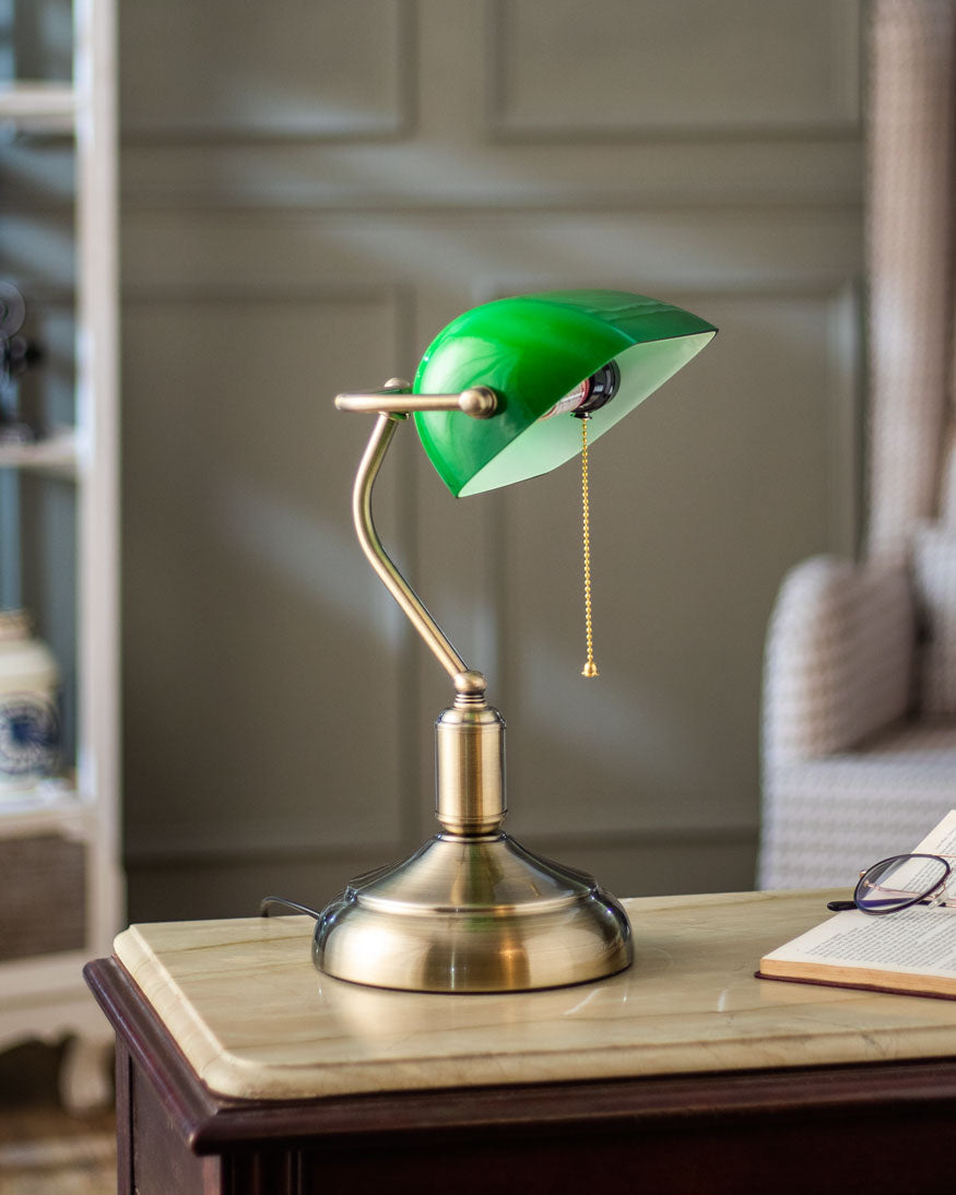 Elegant Bankerlampe med Messingbase og Smaragdglas Skærm
