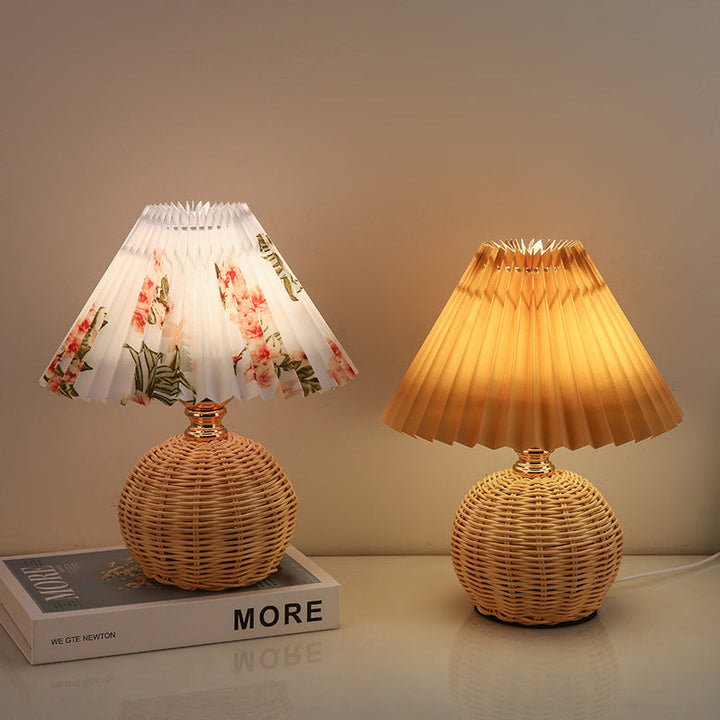Dimmbar Nordisk LED Bordlampe med Rattanbund og Stofskærm