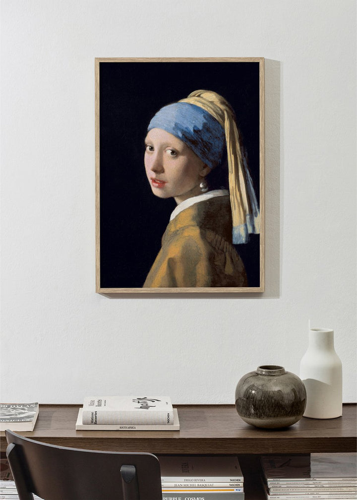 Pige med Perleørering Vægplakat i Blå 45x61 cm