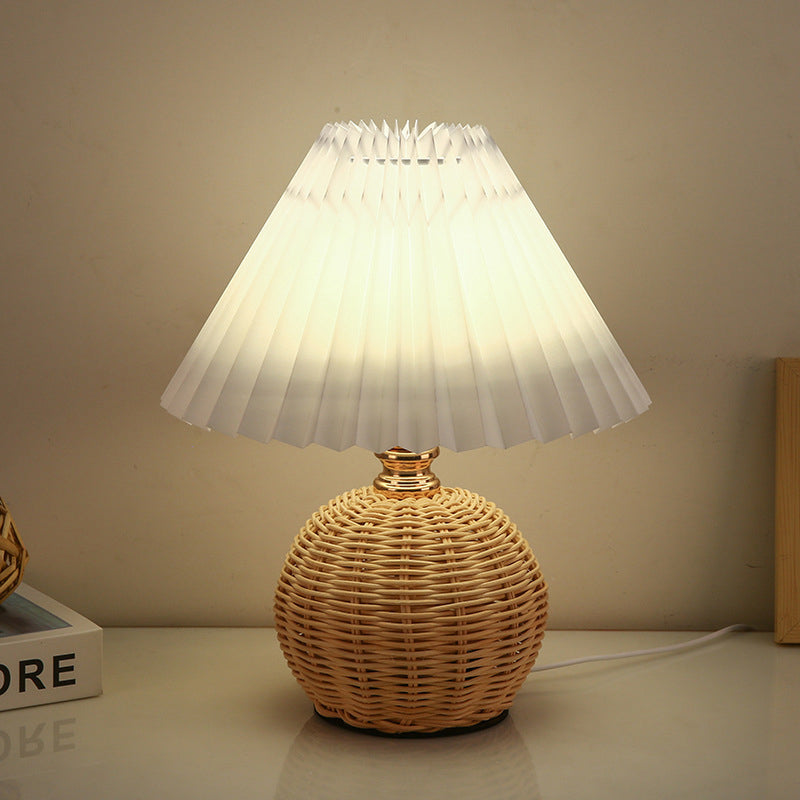 Dimmbar Nordisk LED Bordlampe med Rattanbund og Stofskærm