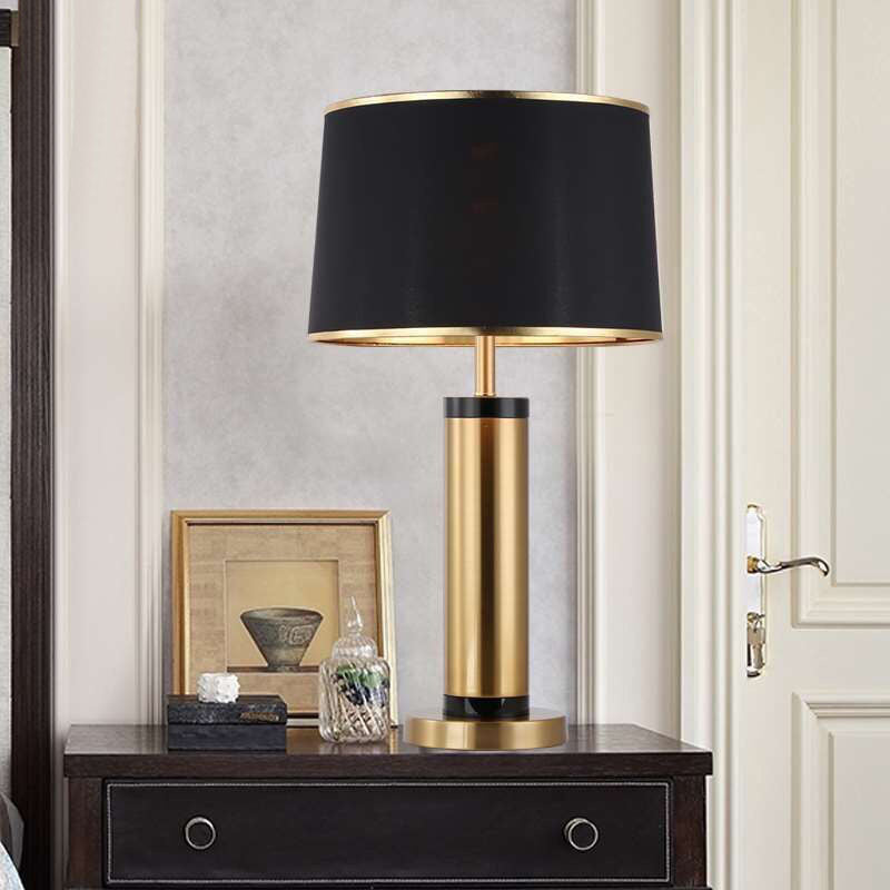 Moderne Jern Bordlampe med Tekstilskærm