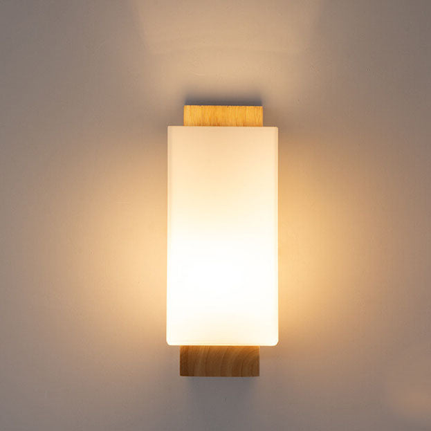Minimalistisk Væglampe i Massiv Træ og Glas