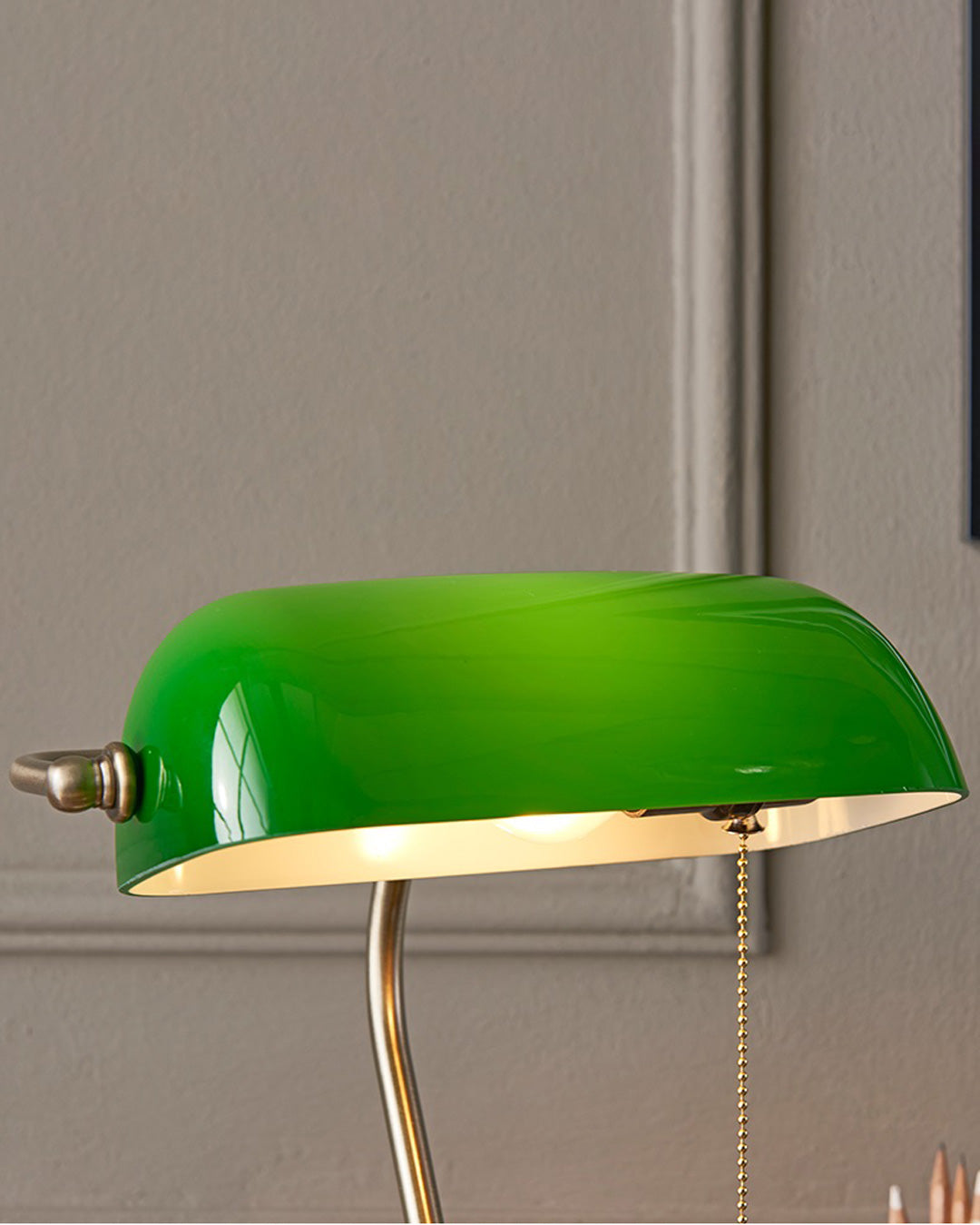 Elegant Bankerlampe med Messingbase og Smaragdglas Skærm