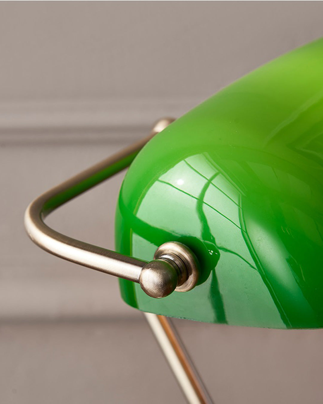 Elegant Bankerlampe med Messingbase og Smaragdglas Skærm