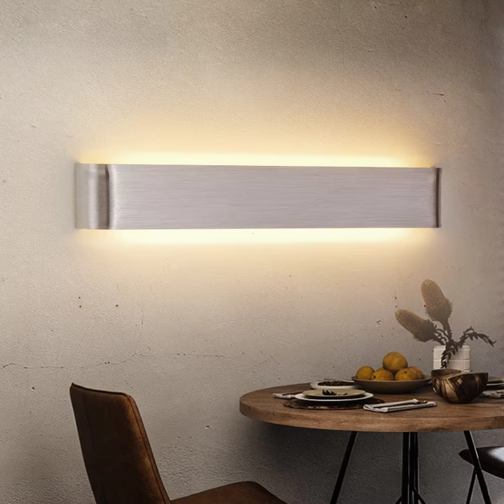 Moderne Væglampe i Børstet Aluminium - Slank Design til Indendørs Belysning