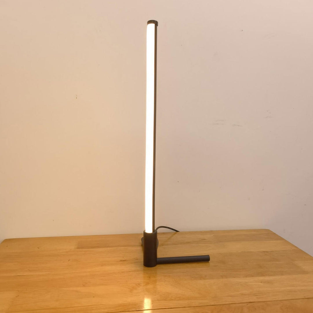 Minimalistisk LED Bordlampe med Justerbare Lysindstillinger i Metal og Akryl