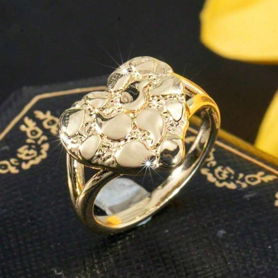 Skulptureret hjertering med dristig gylden elegance