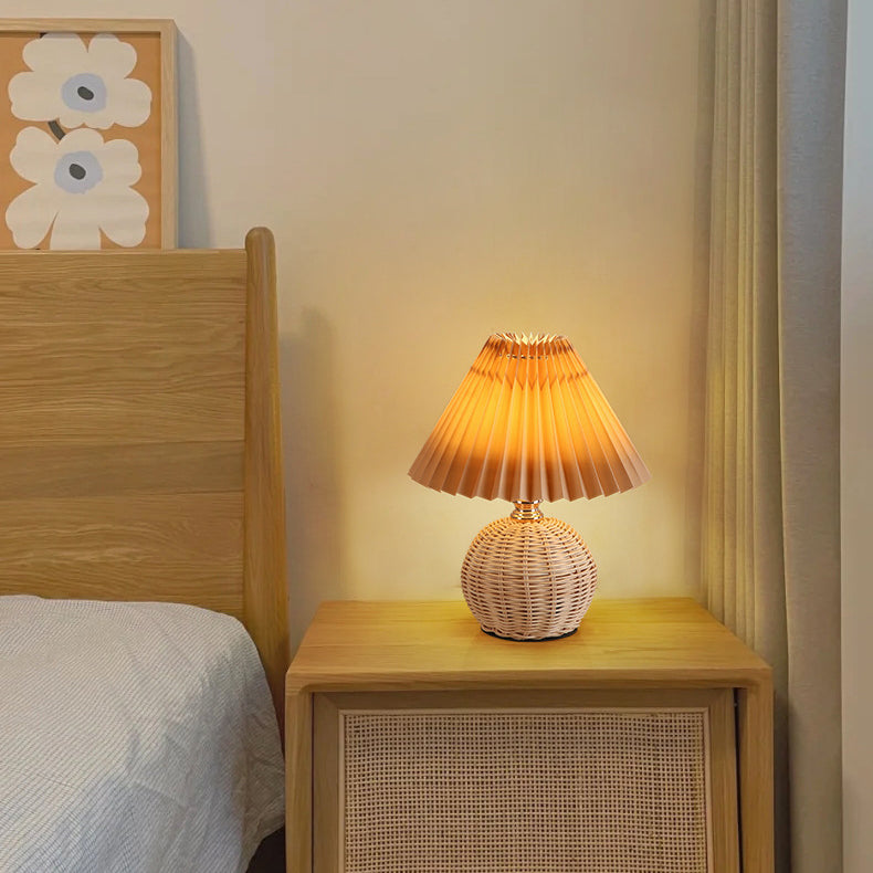 Dimmbar Nordisk LED Bordlampe med Rattanbund og Stofskærm