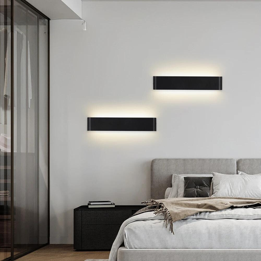 Moderne Væglampe i Børstet Aluminium - Slank Design til Indendørs Belysning