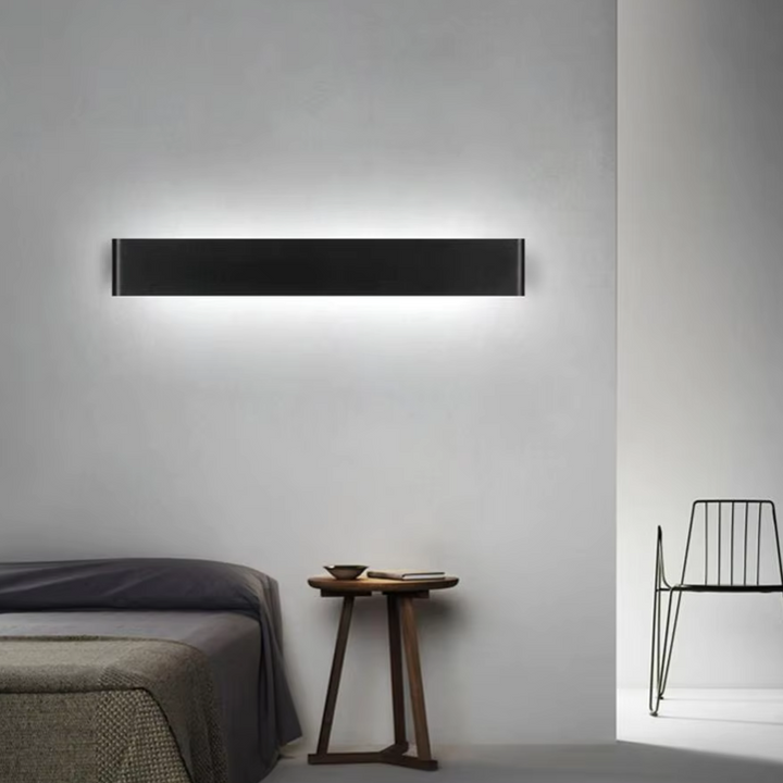 Moderne Væglampe i Børstet Aluminium - Slank Design til Indendørs Belysning