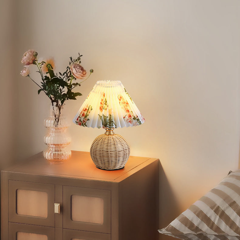 Dimmbar Nordisk LED Bordlampe med Rattanbund og Stofskærm