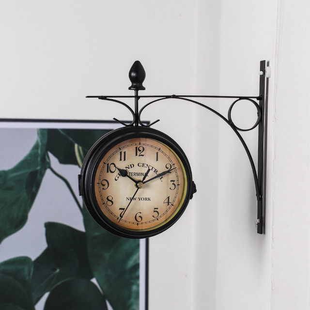 Dobbelt-Sidet Vintage Jern Vægur med Analog og Digital Display
