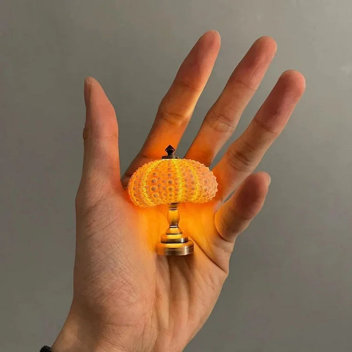 DIY Bordlampe med Naturlig Søpindsvin Skal og Guldbase