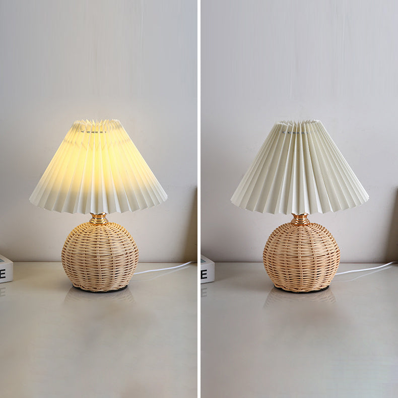 Dimmbar Nordisk LED Bordlampe med Rattanbund og Stofskærm