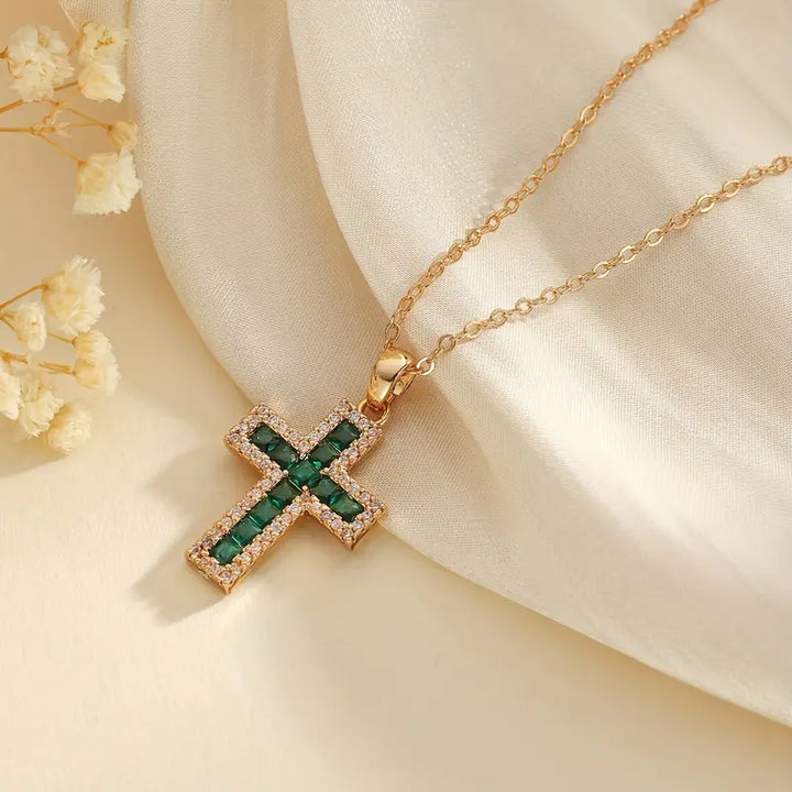 Solene Emerald Cross Pendant Guld Halskæde