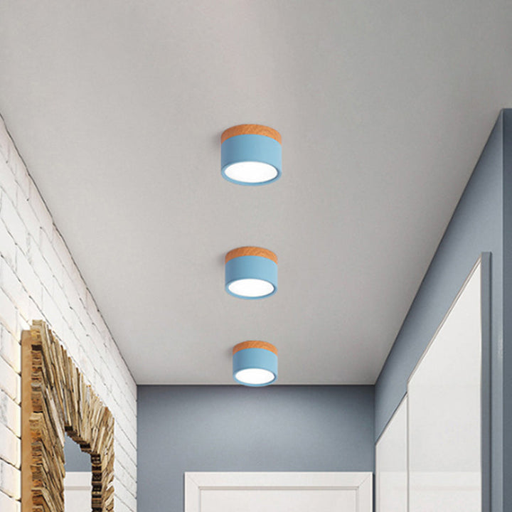 Kompakt Macaron Loftlampe i Metal og Træ - Gul, Blå, Sort