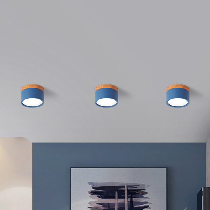 Kompakt Macaron Loftlampe i Metal og Træ - Gul, Blå, Sort